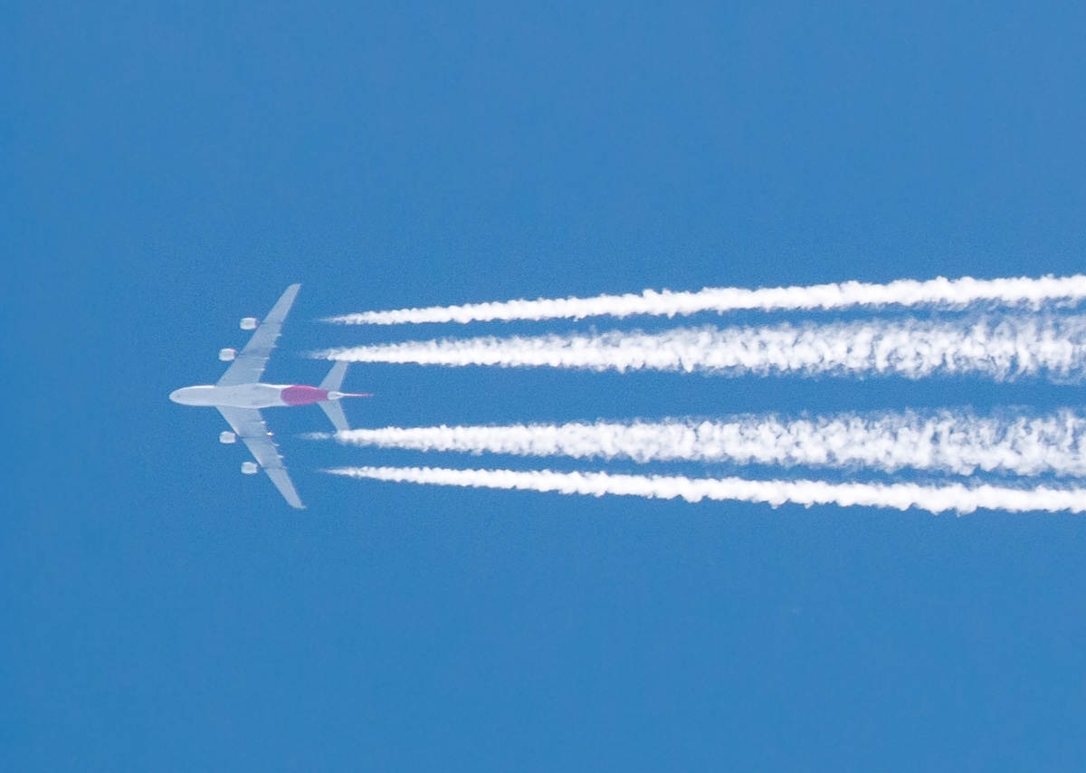 Foto: Flugzeug mit Kondensstreifen