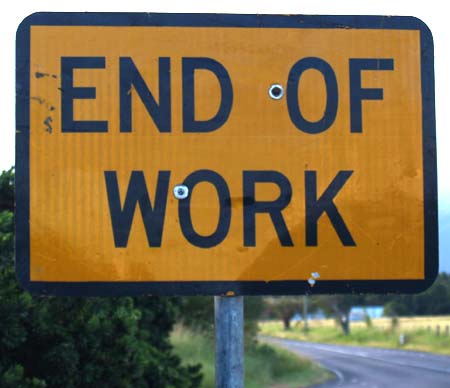 Bild: Gelbes Schild mit Text «END OF WORK» in schwarzer Schrift
