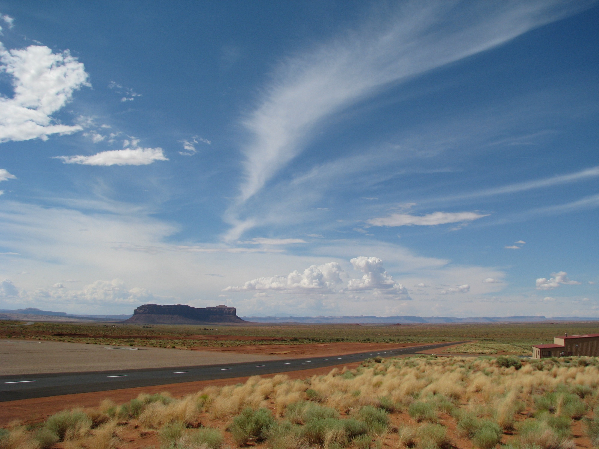 Foto: Monument Valley (mit teilweise bewölktem Himmel)