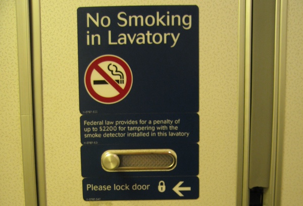 Foto: Bild «No Smoking in Lavatory» in einem Verkehrsflugzeug
