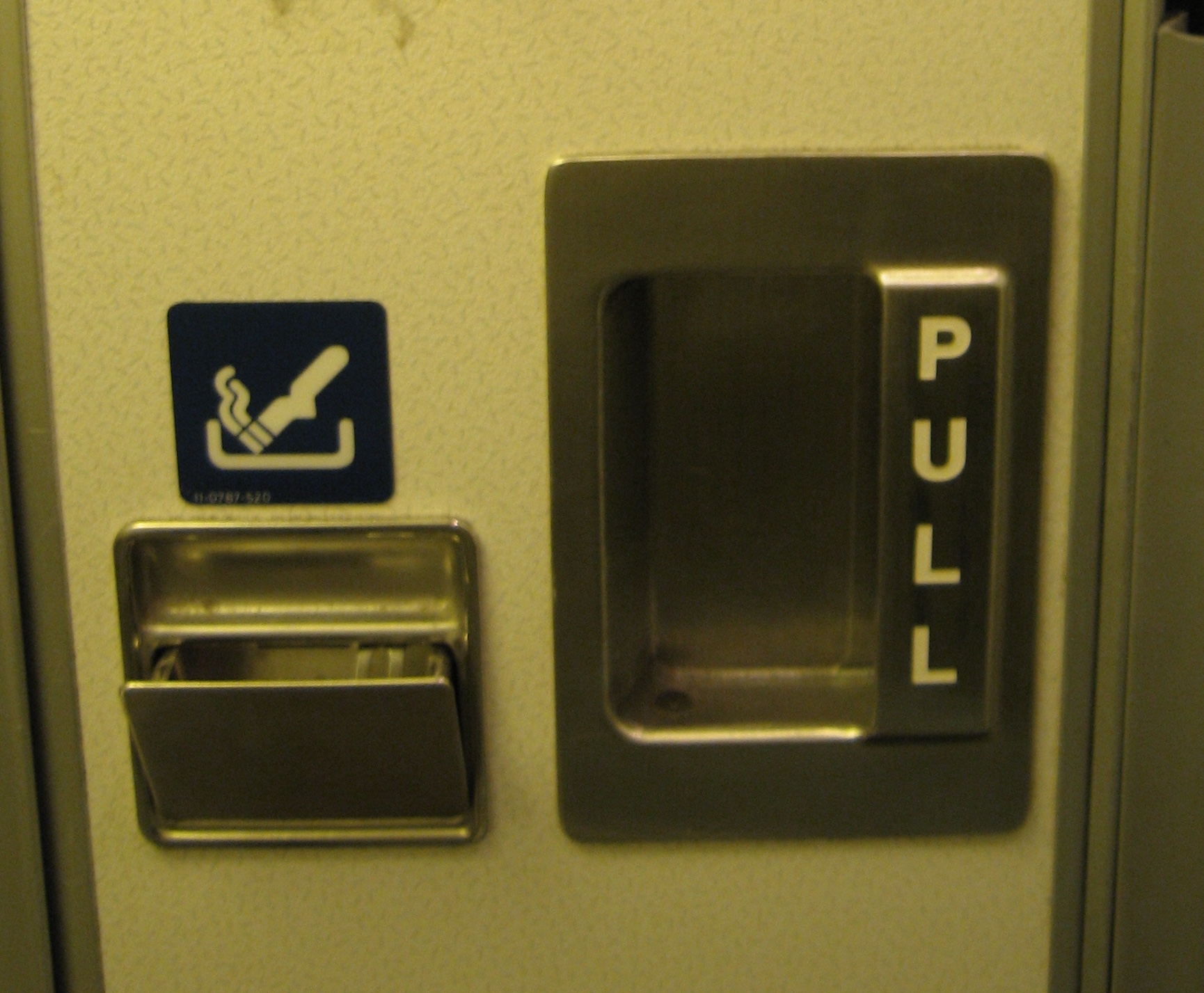Foto: Aschenbecher in der Bordtoilette in einem Verkehrsflugzeug