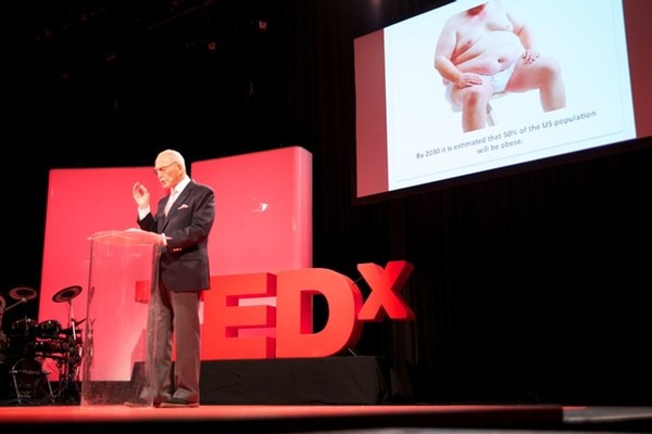 Foto: Redner Charles Eugster auf der Bühne anlässlich von TEDxZurich 2012