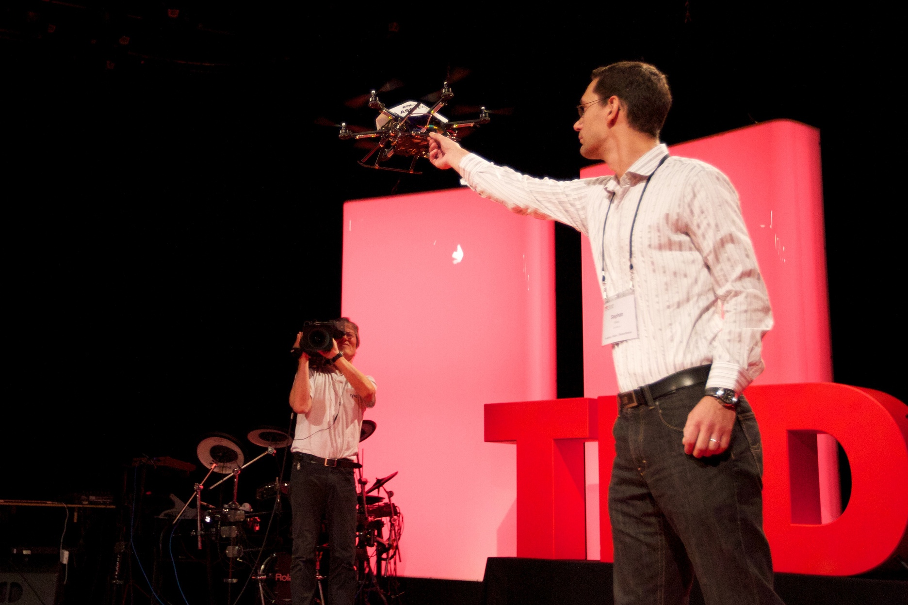 Foto: Teammitglied von Professor Scaramuzza lässt Mini-Drohne fliegen