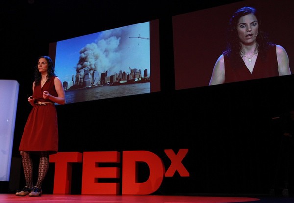 Foto: Rednerin Molly Crockett auf der Bühne anlässlich von TEDxZurich 2011