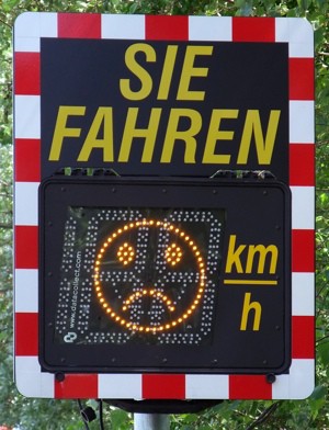 Foto: Messtafel mit Anzeige «Sie fahren … km/h»