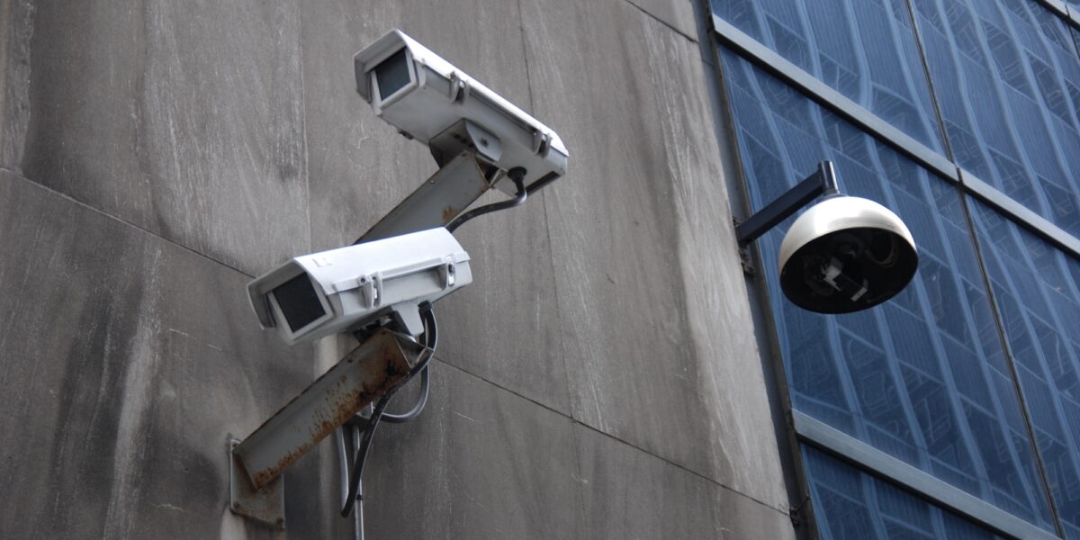 Foto: Überwachungskameras aussen an einem Gebäude