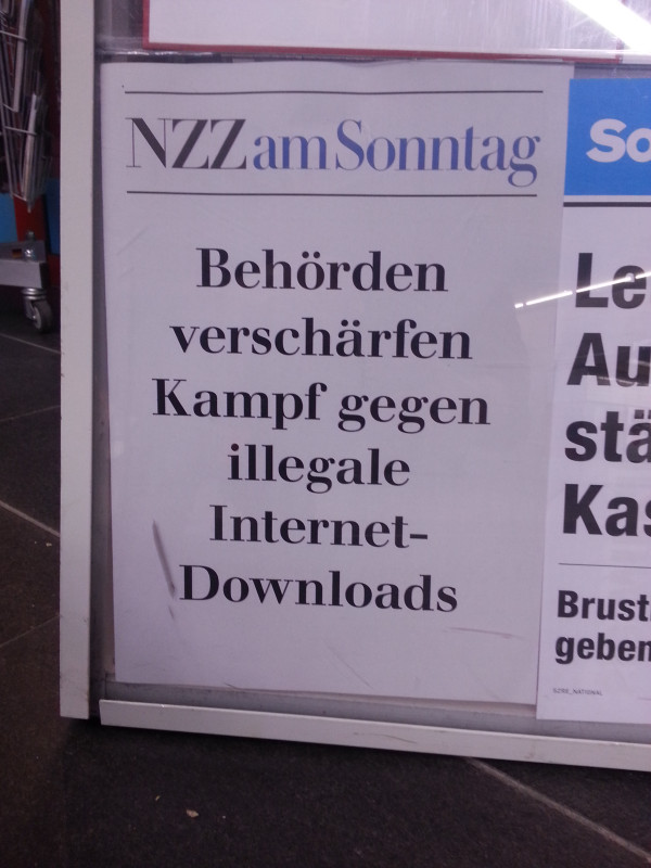 Foto: Schlagzeile «Behörden verschärfen Kampf gegen illegale Internet-Downloads» der NZZ am Sonntag vom 19. Mai 2013