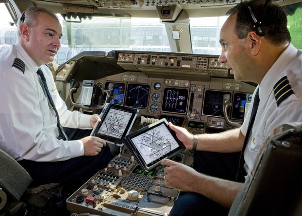 Foto: United Airlines-Piloten mit iPads im Cockpit
