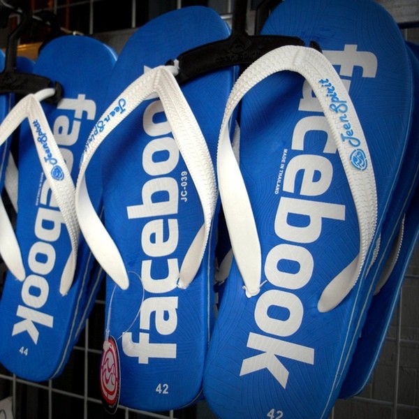 Foto: Flip-Flops mit blau-weisser Facebook-Bemalung