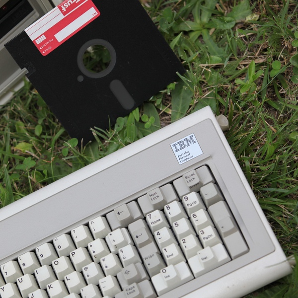 Foto: Personal Computer von IBM mit Tastatur und 5.25"-Diskette