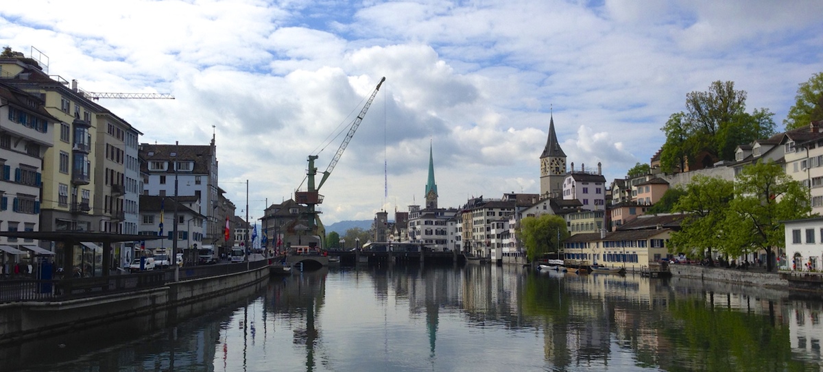 Foto: Stadt Zürich mit Hafenkran an der Limmat
