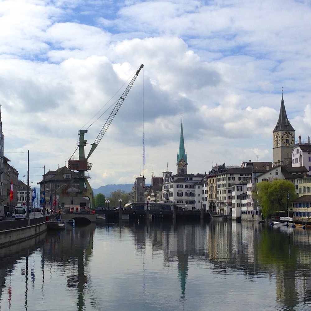 Foto: Stadt Zürich mit Hafenkran an der Limmat