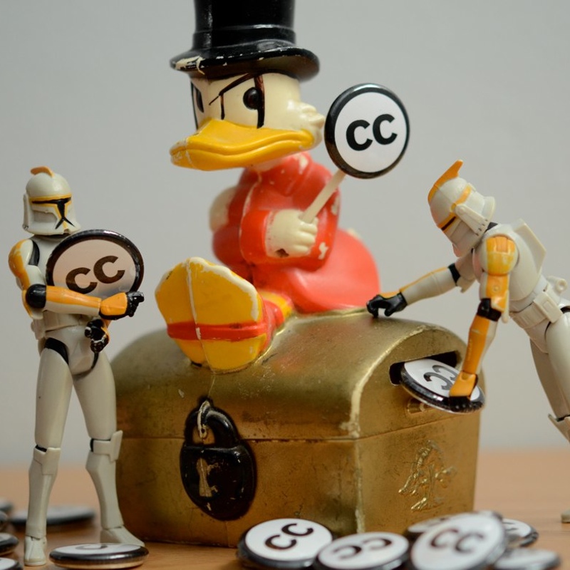 Foto: Dagobert Duck-Figur auf einer Schatztruhe, in die «CC»-Münzen geworfen werden