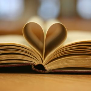 Foto: Aufgeschlagenes Buch, bei dem zwei Seiten in der Mitte ein Herz bilden