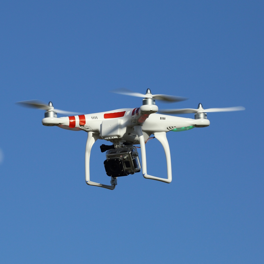 Foto: Quadrokopter-Drohne mit GoPro-Kamera im Flug