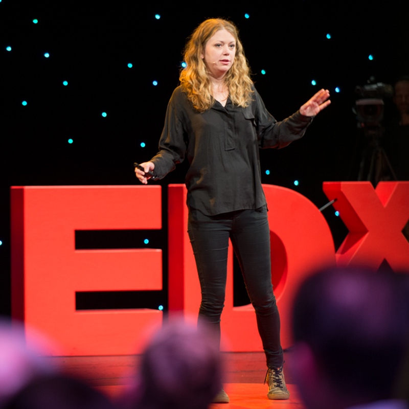 Foto: Lily Asquith bei TEDxZurich 2013