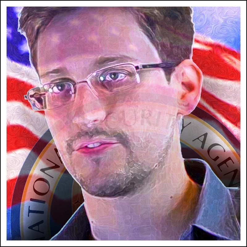 Bild: Porträt von Edward Snowden vor amerikanischer Flagge und Siegel der National Security Agency (NSA)