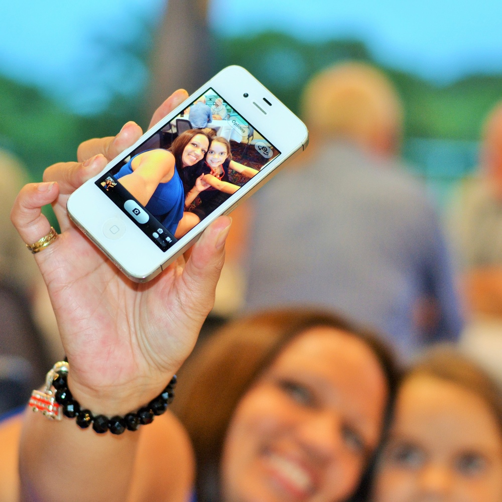 Foto: Smartphone-Selfie von zwei Frauen