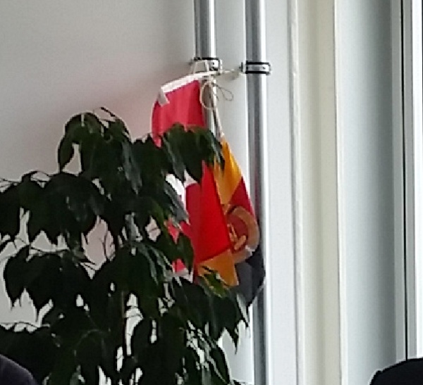Foto: Dienst ÜPF-Räumlichkeiten mit Flagge der ehemaligen DDR