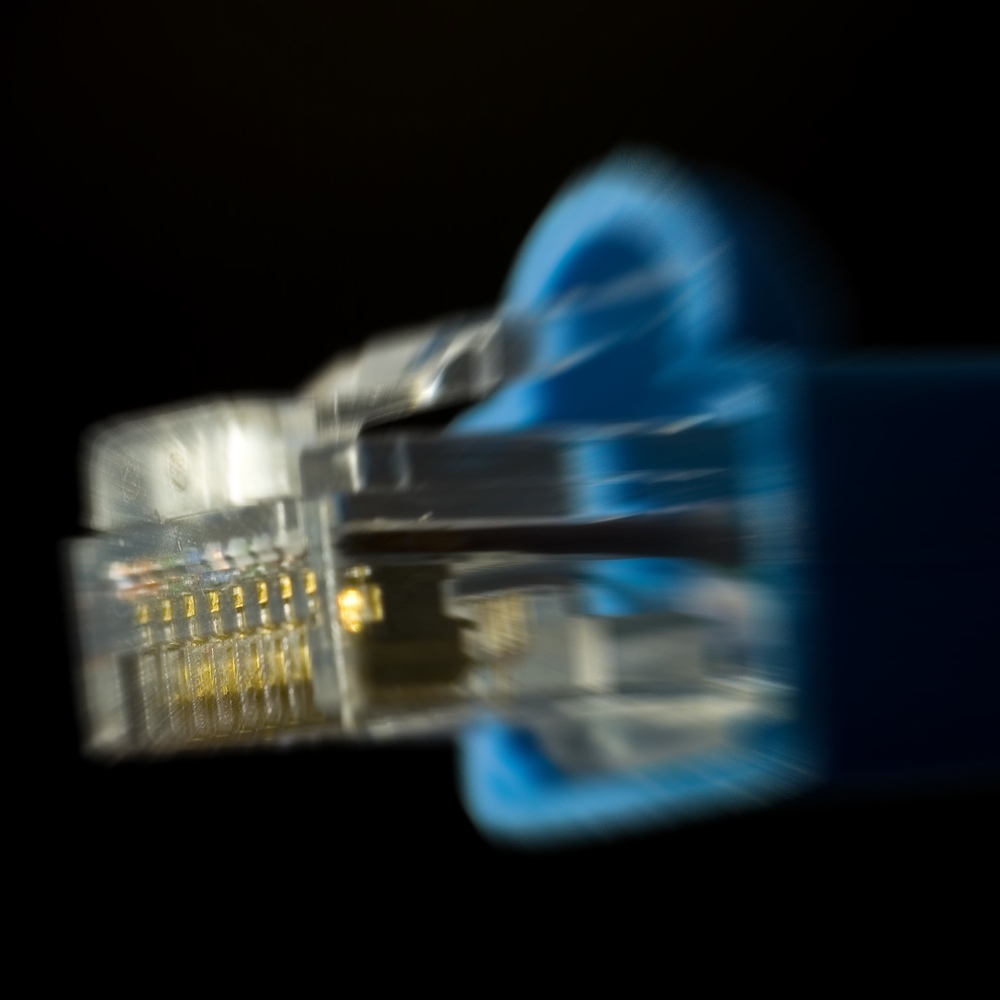 Foto: Stecker an einem Netzwerkkabel