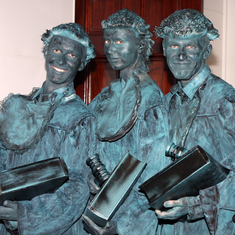 Foto: Australische Rechtsanwälte, die sich als Richter-Statuen verkleidet haben