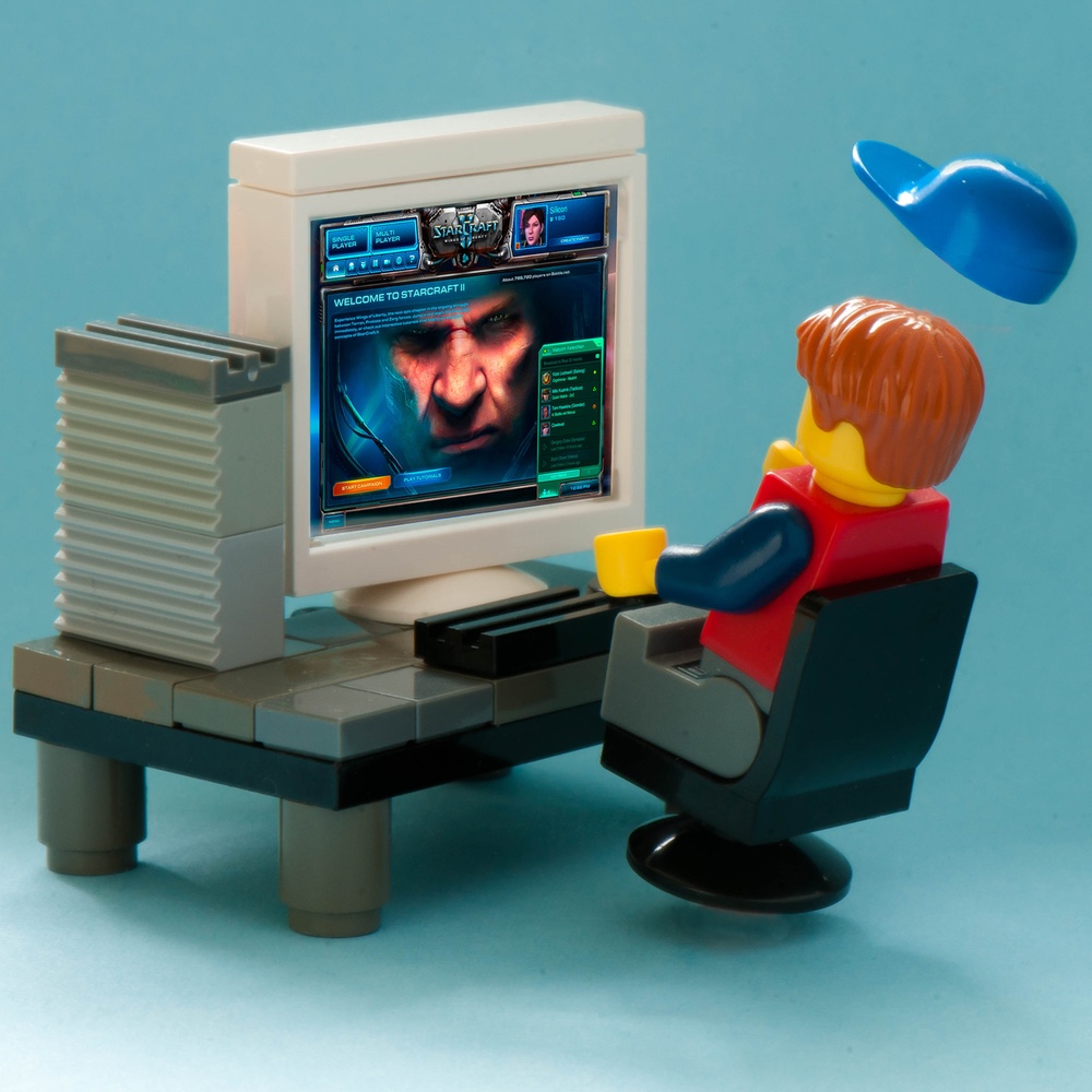 Bild: Lego-Figur, die einen Computer nutzt
