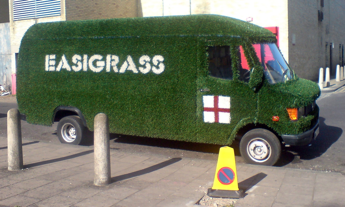 Foto: Grasbedeckter Lieferwagen