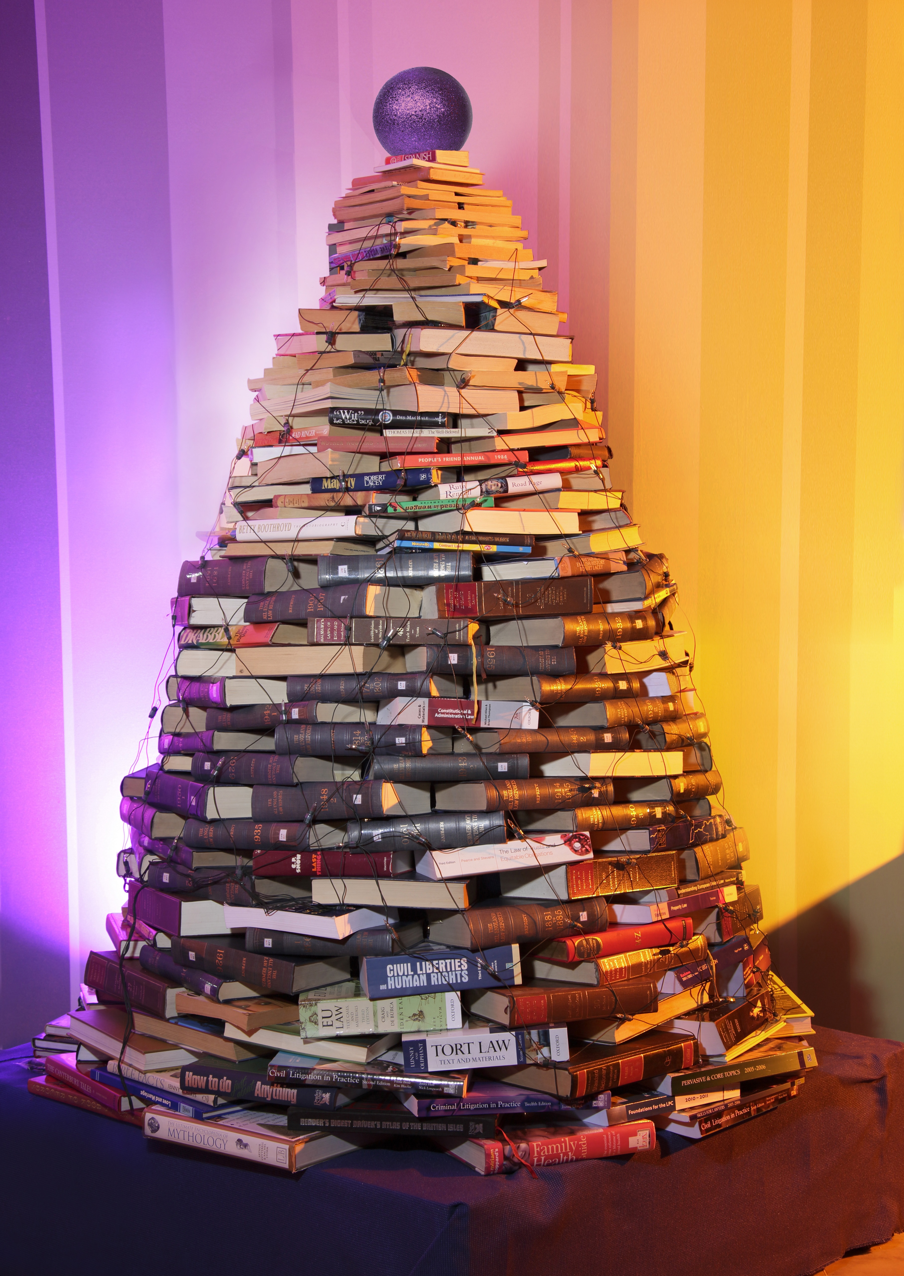 Foto: Weihnachtsbaum aus alten juristischen Büchern