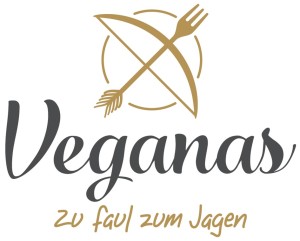Bild: Wort-Bild-Marke «Veganas» mit dem Slogan «zu faul zu jagen» sowie einem goldenen Pfeilbogen, bei dem die Pfeilspitze durch die Zinken einer Gabel ersetzt wurden