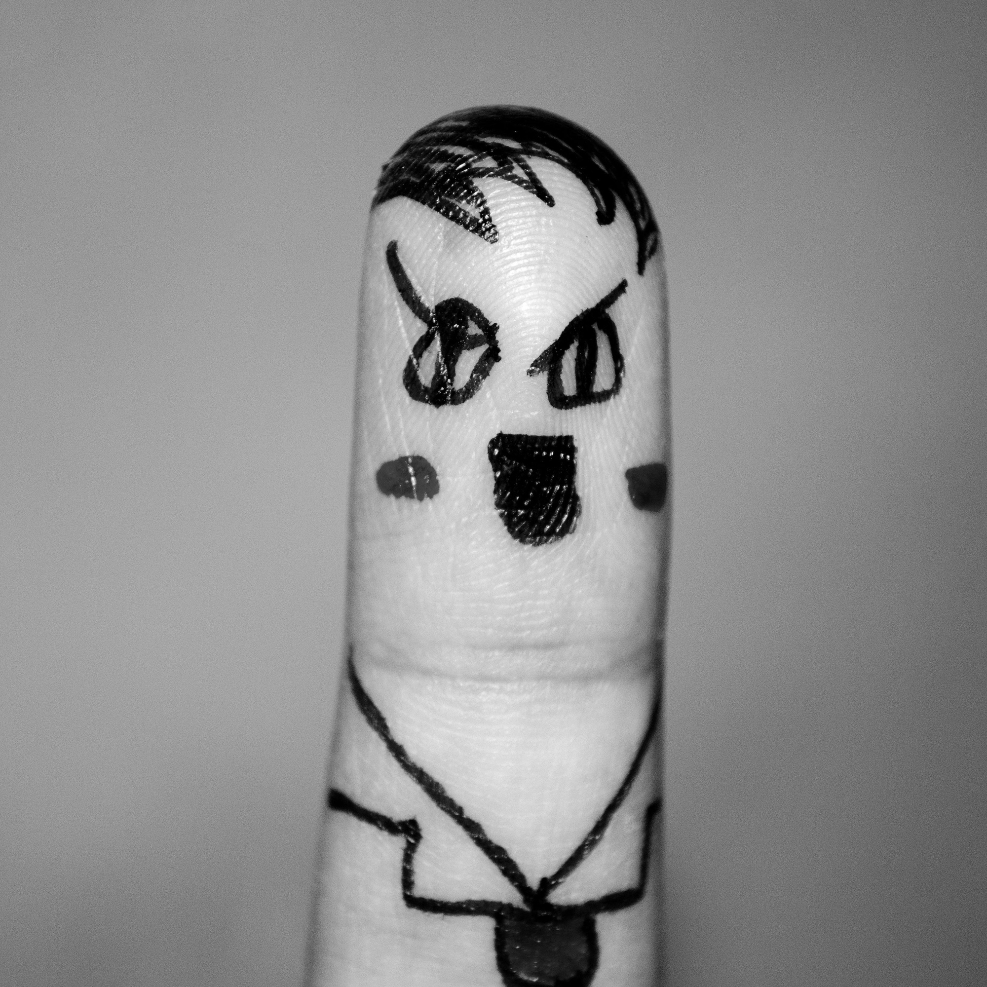 Foto: Finger, der als Adolf Hitler bemalt ist