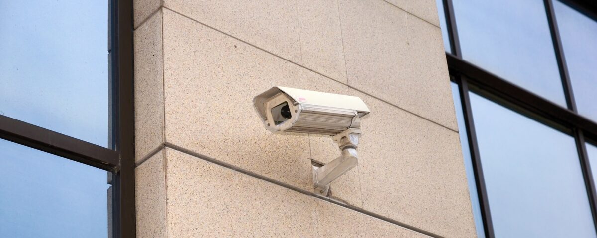 Foto: Überwachungskamera an einem Gebäude