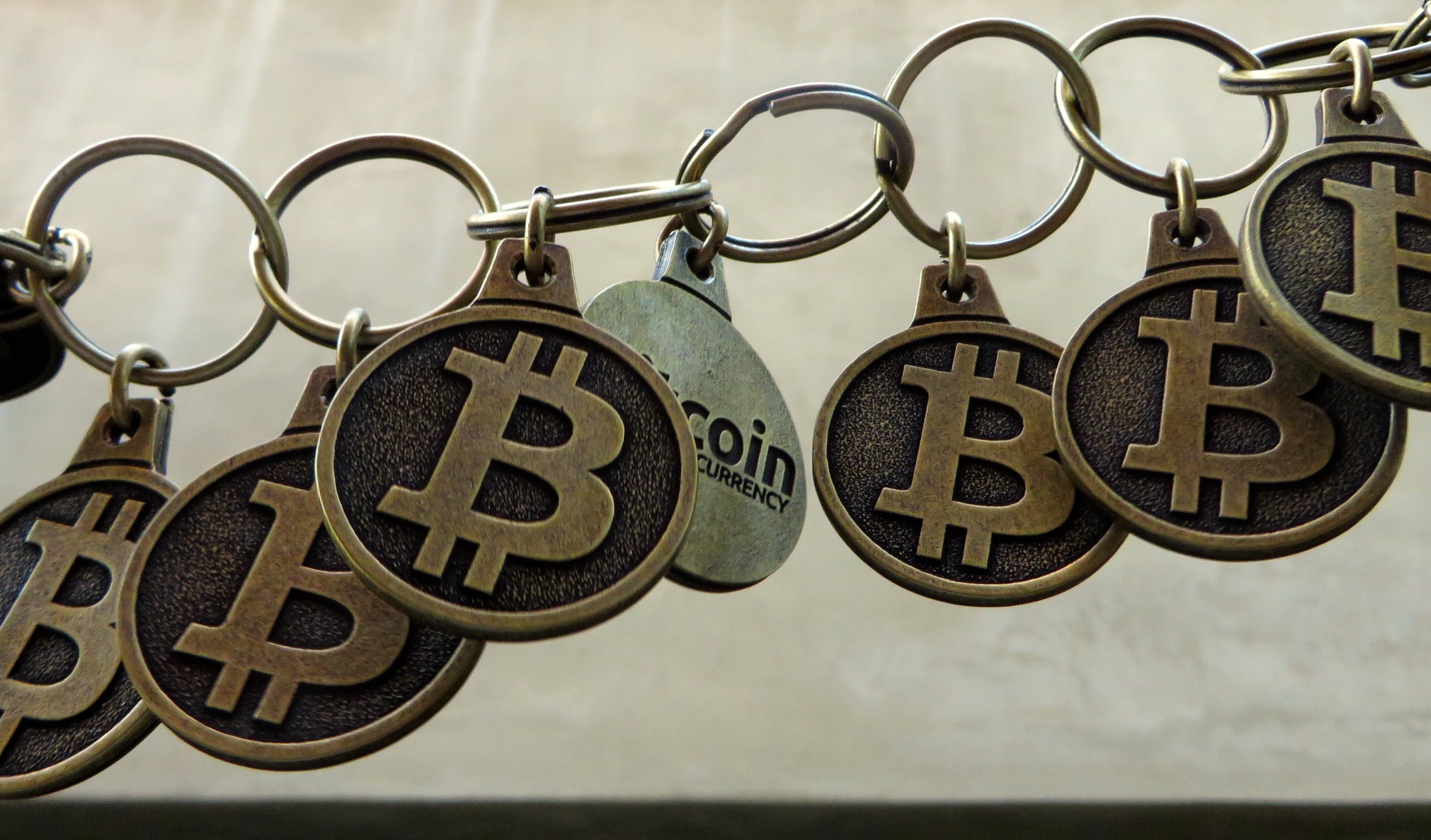 Foto: Kette aus Bitcoin-Münzen (symbolisierte Blockchain)