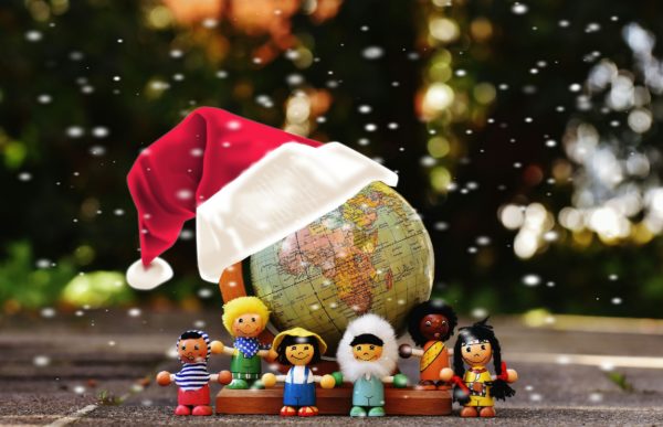 Bild: Globus mit Weihnachtsmütze