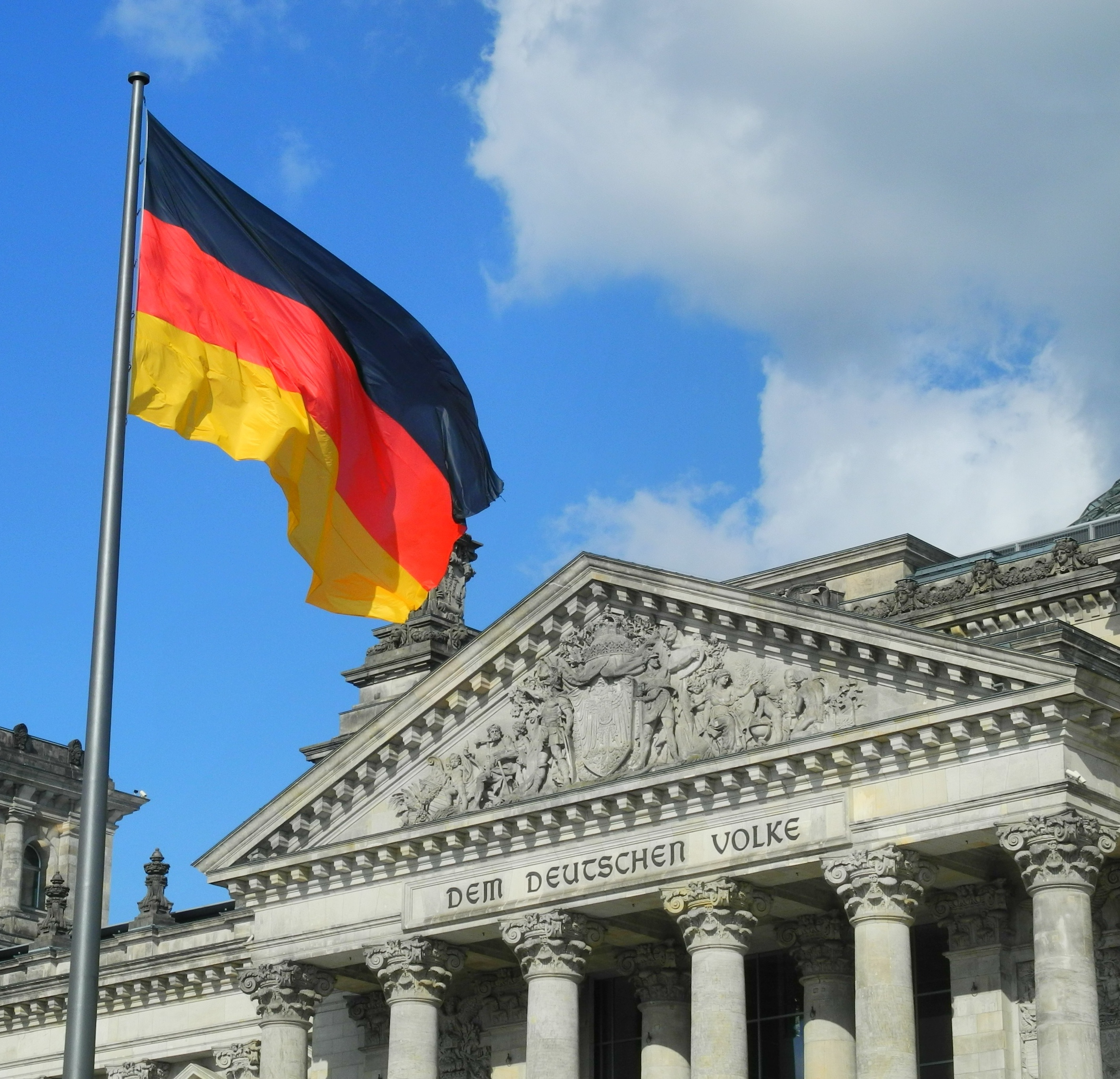 Foto: Deutsche Flagge vor dem Reichstag in Berlin