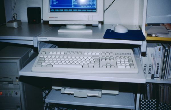 Foto: Computer-Bildschirm, -Tastatur usw. (1992)