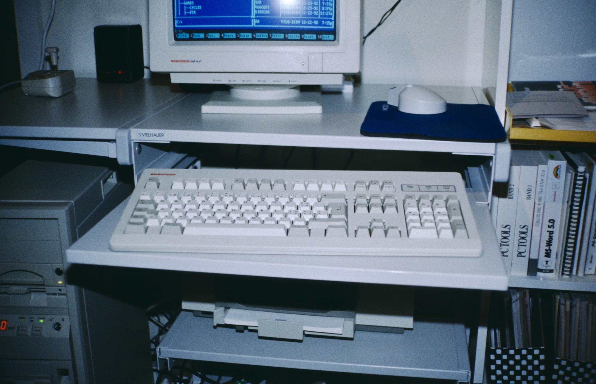 Foto: Computer-Bildschirm, -Tastatur usw. (1992)