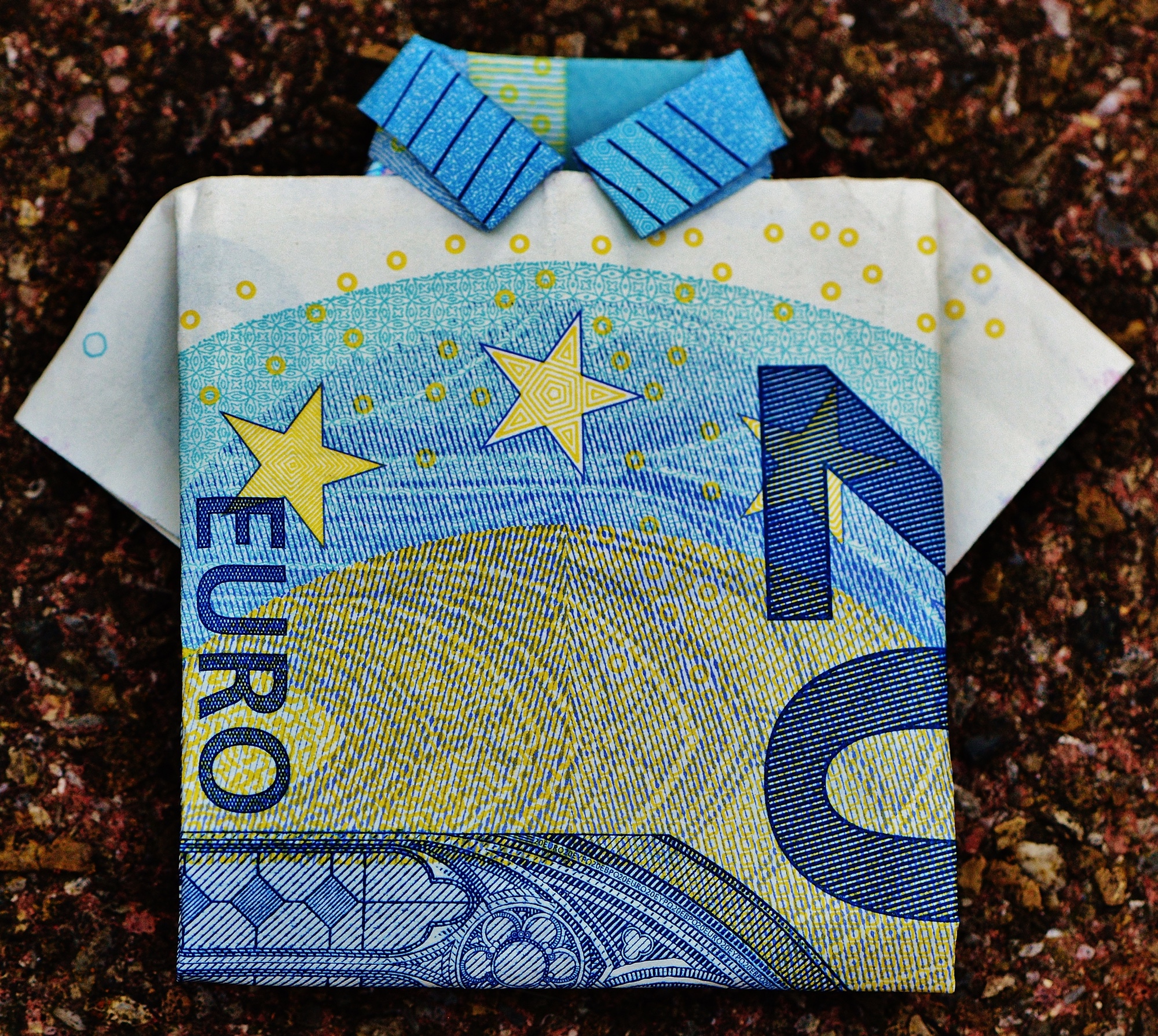 Foto: Euro-Geldschein, der zu einem Hemd gefaltet wurde