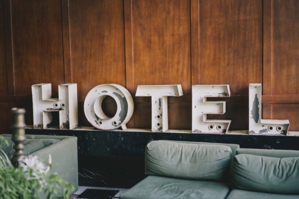 Foto: Weisse Buchstaben, die das Wort «HOTEL» bilden