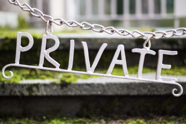 Foto: Weisse Kette, an denen die weisse Buchstaben hängen, die das Wort «PRIVATE» bilden