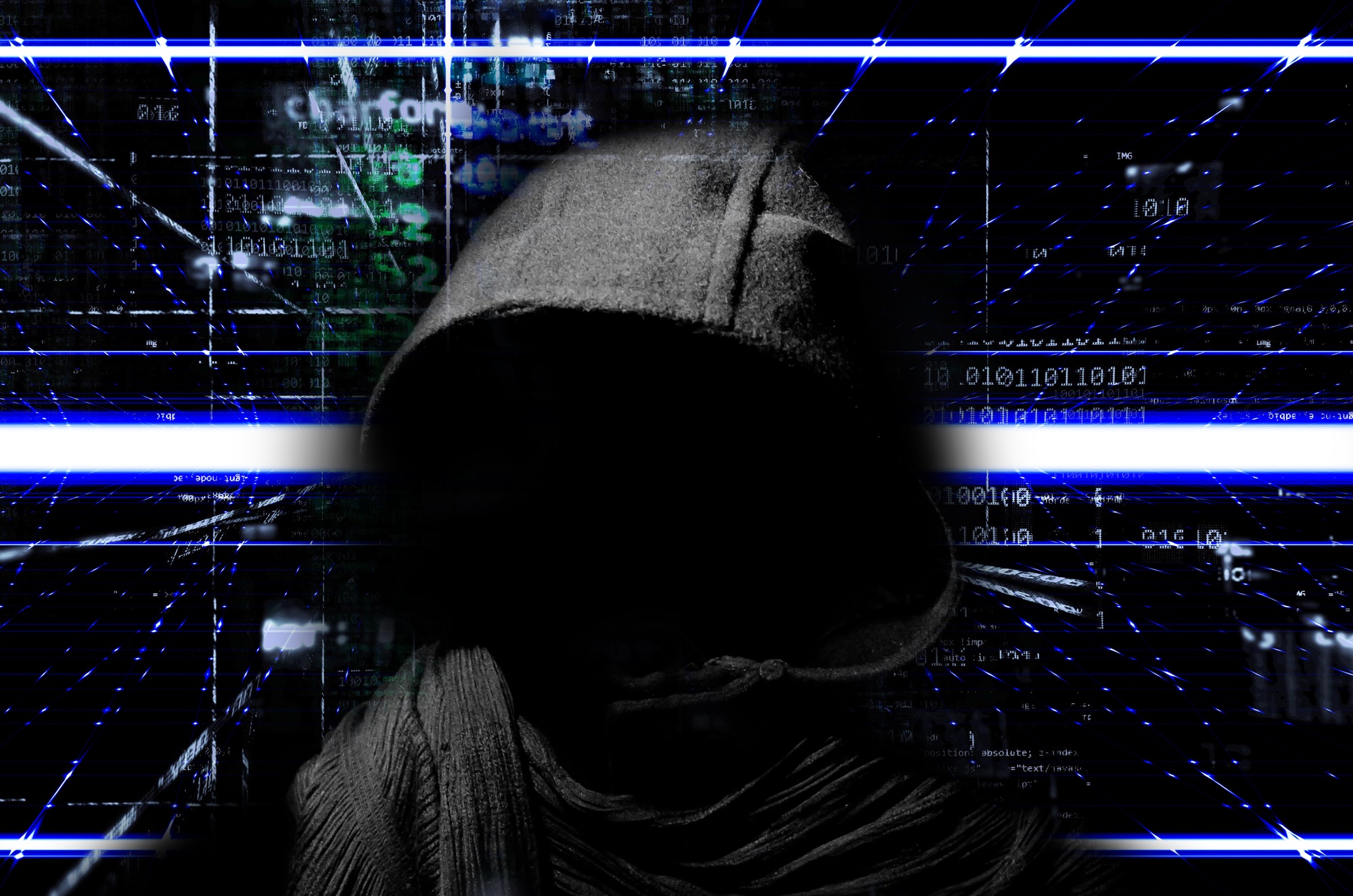 Bild: Medientypisches Kli­scheebild von einem Hacker mit Hoodie in schwarzer Umgebung