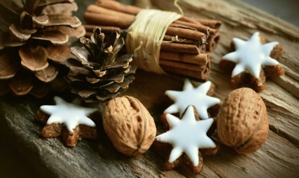 Foto: Weihnachtliche Nüsse, Tannenzapfen, Zimtstangen und Zimtsterne