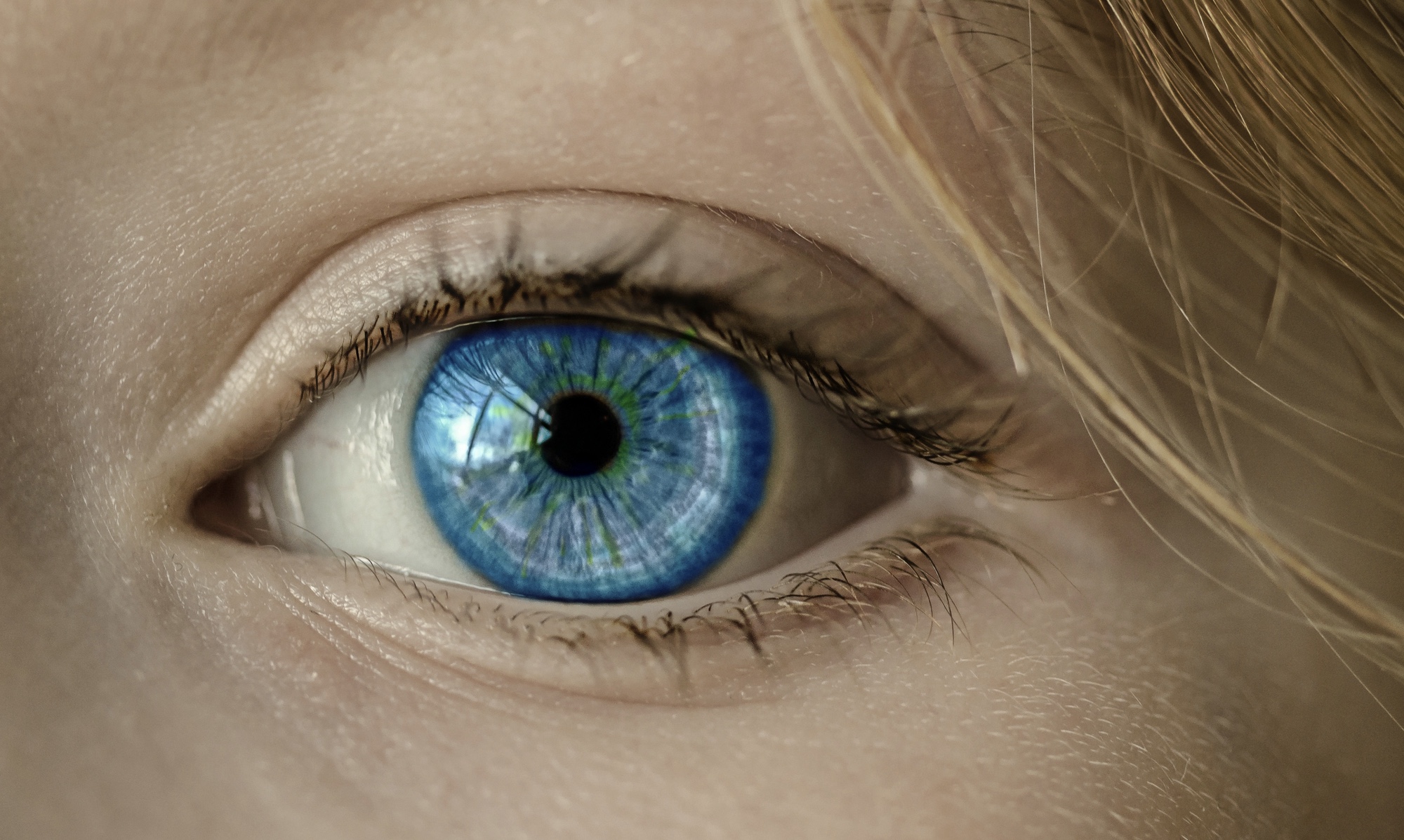 Foto: Auge mit blauer Iris in Nahaufnahme