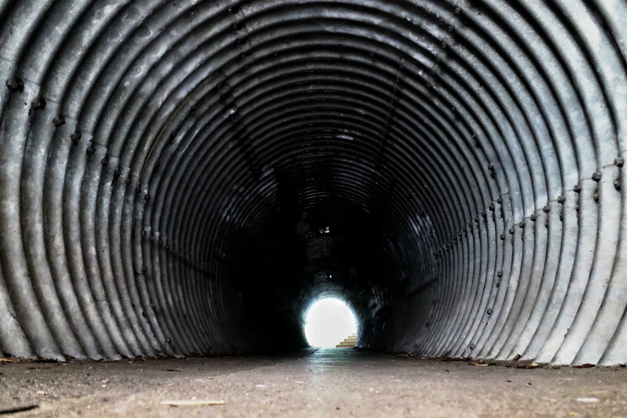 Foto: Tunnel mit Wänden aus Wellblech