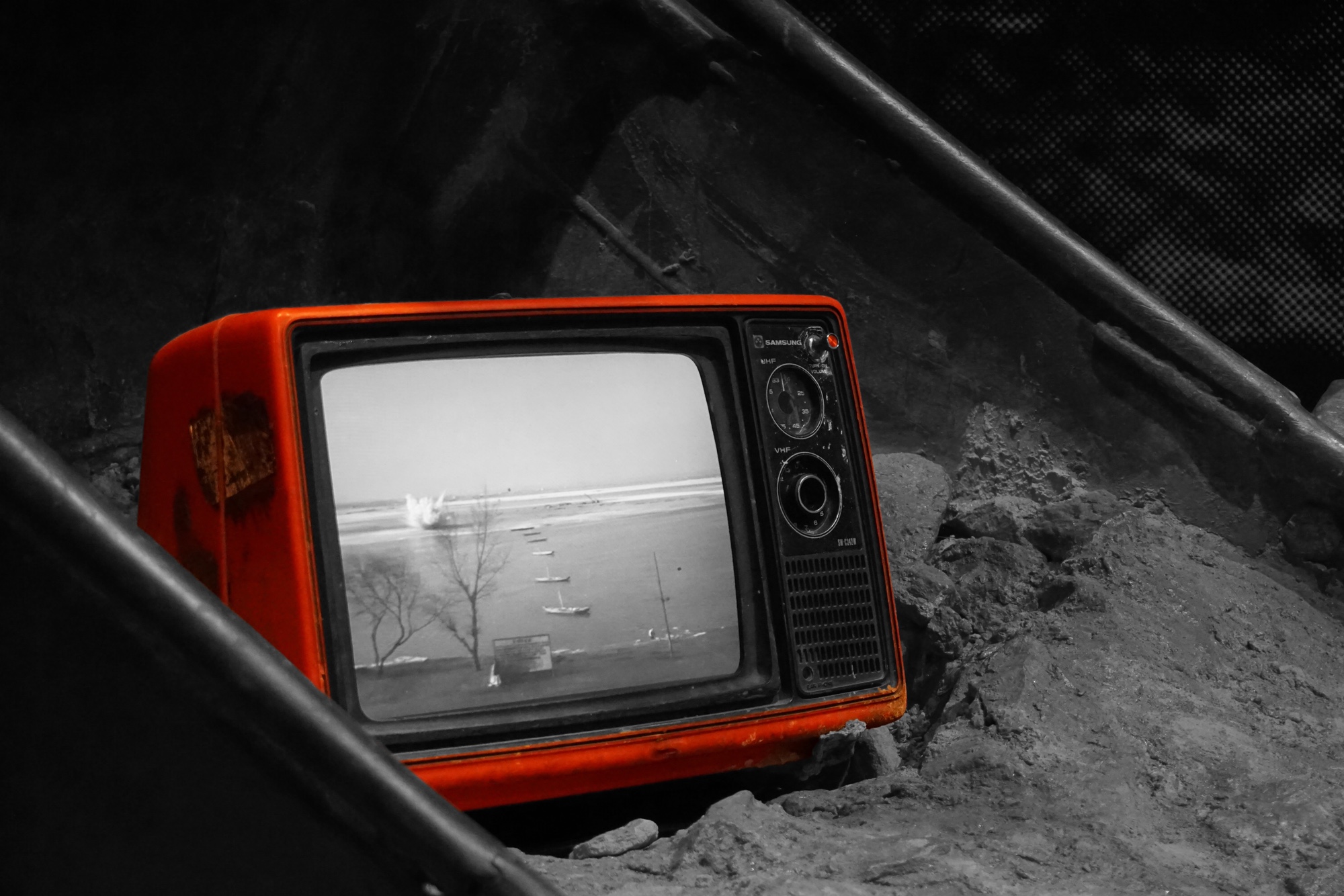 Bild: Roter Fernseher mit Röhrenbildschirm