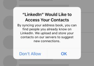 Screenshot: iOS mit Dialog «LinkedIn Would Like to Access Your Contacts»