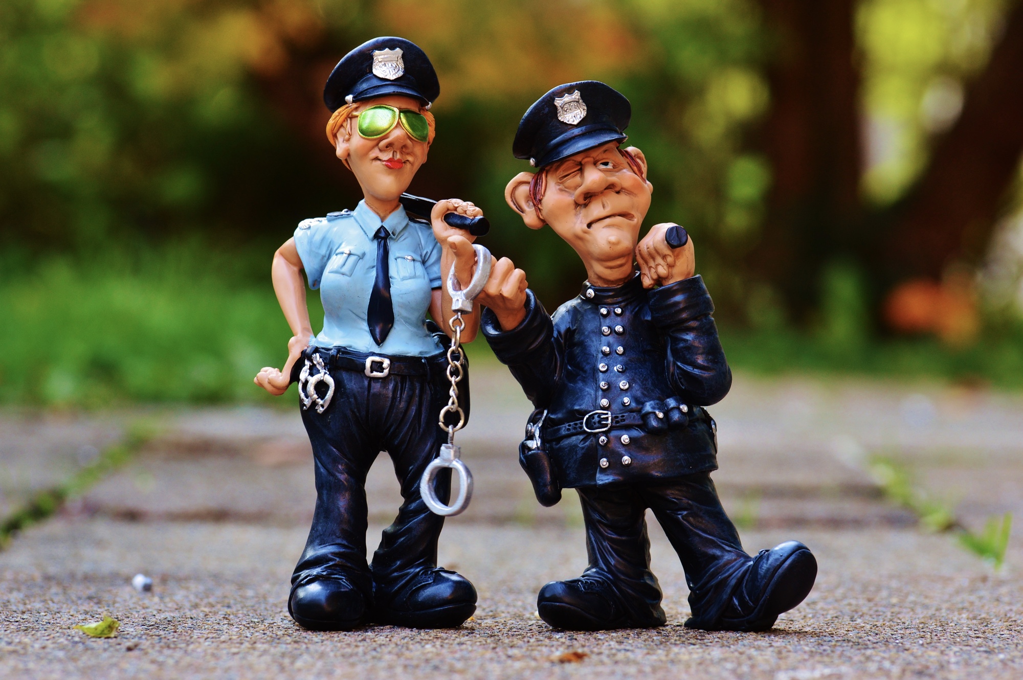 Foto: Polizistin und Polizist (Plastikfiguren)