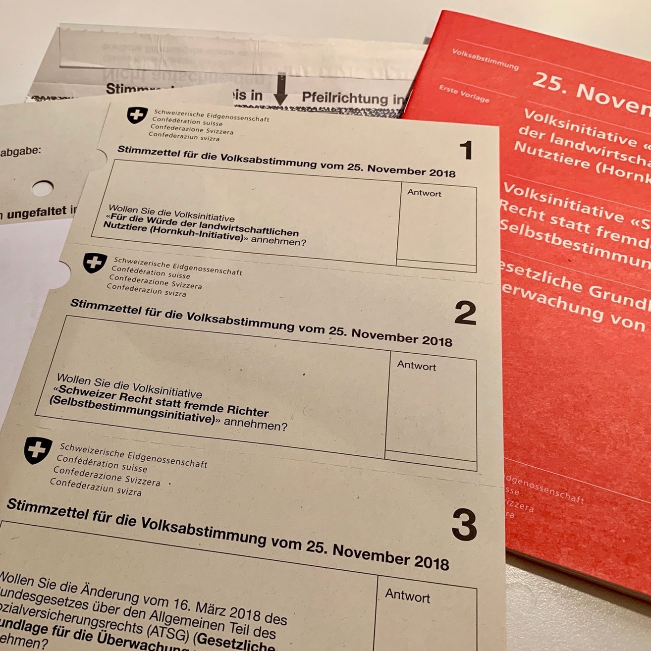 Foto: Stimmunterlagen für die schweizerische Volksabstimmung vom 25. November 2018