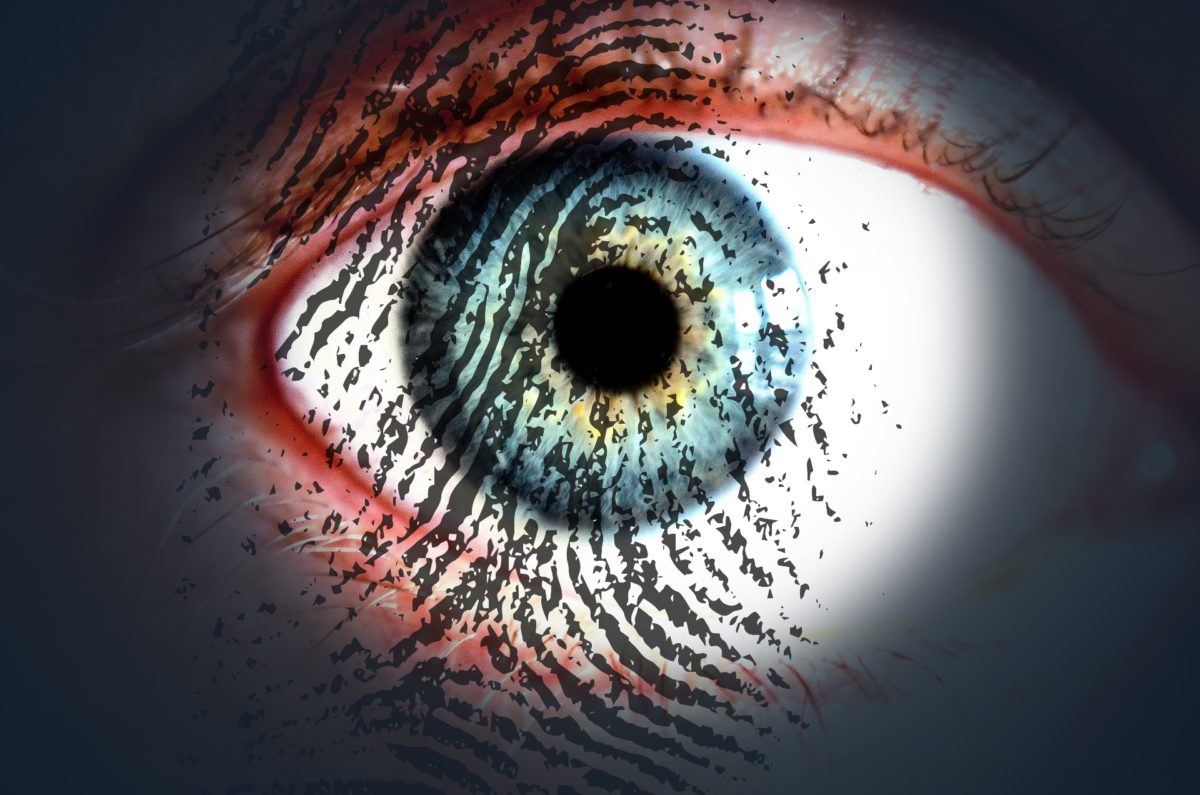 Bild: Auge mit einem Fingerabdruck