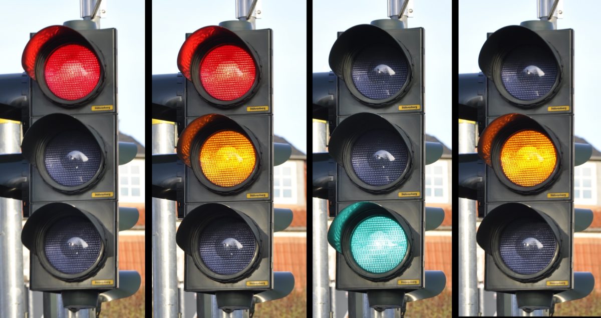 Foto: Lichtsignal mit mehreren Ampeln nebeneinander, die verschiedene Farben zeigen