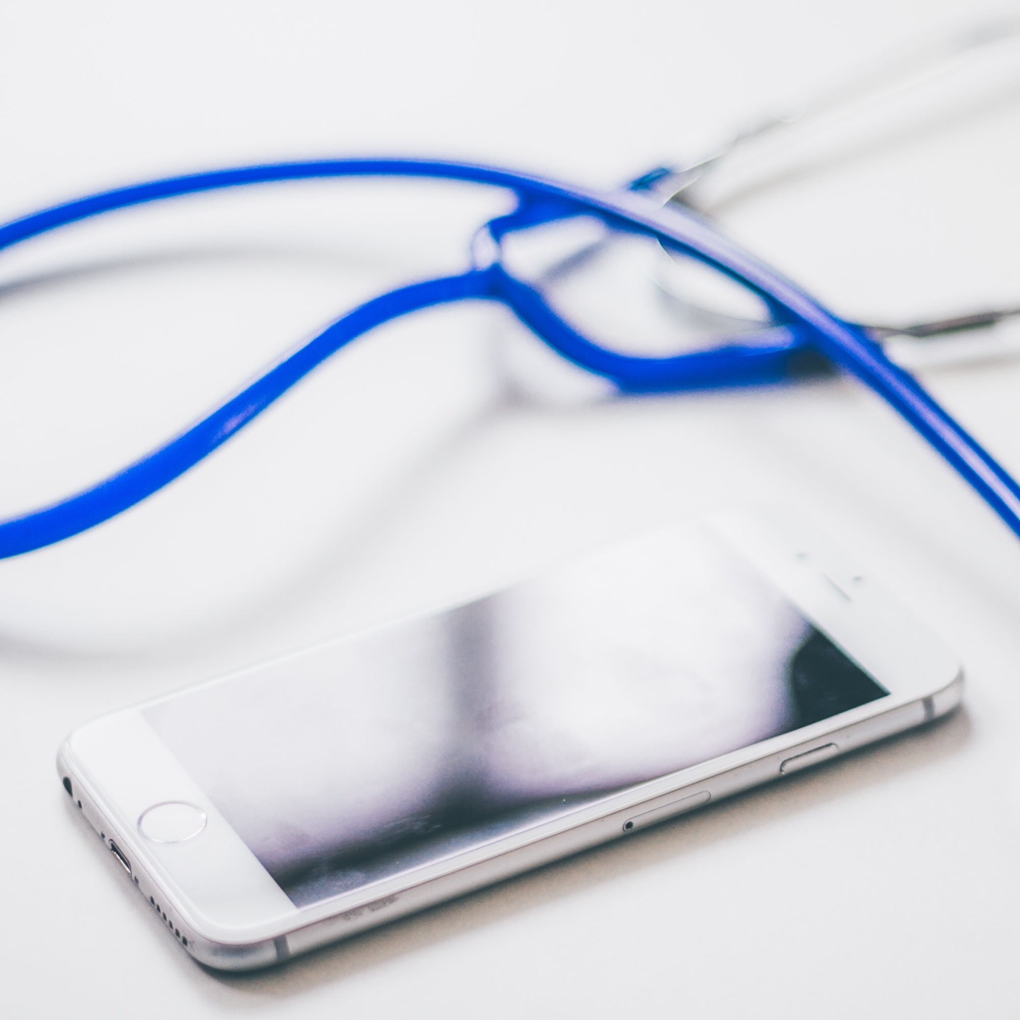 Foto: Weisses iPhone neben einem Stethoskop